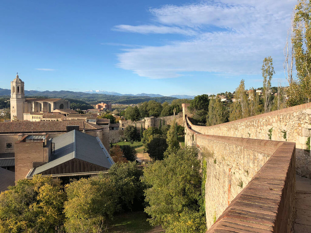 Vista da muralha da cidade de Girona na Espanha
 - Foto, Imagem