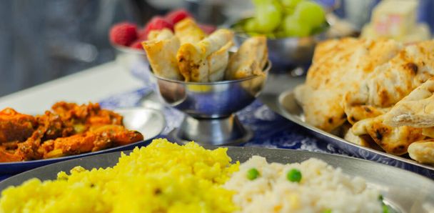 Kuřecí jalfrezi a kuřecí kari s různými rýží a cibulí Bhajis a Samosas, tradiční indické jídlo - Fotografie, Obrázek