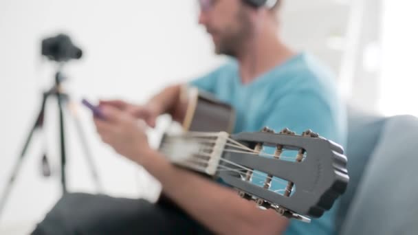 Guitariste faire des leçons vidéo et des tutoriels pour les classes de site internet vlog. - Séquence, vidéo