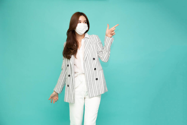 Portré ázsiai nők viselnek védő orvosi maszk megelőzésére vírus Covid-19 és ujjal mutogató  - Fotó, kép