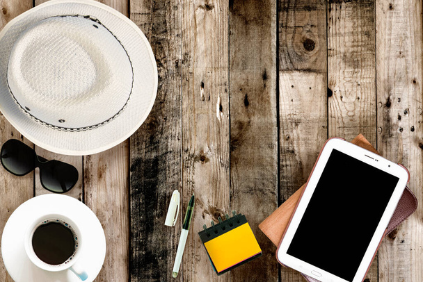 Tablette aérienne verres à café et chapeau sur vieux bureau en bois - Photo, image