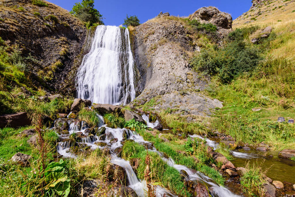 Artsci vesiputous - kaunis vesiputous ja luonnollinen maamerkki lähellä Stepantsminda (Kazbegi) kylä, Kaukasuksen vuoret, Georgia - Valokuva, kuva