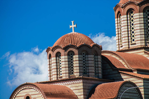 Limassol Cyprus 11 juni 2020 Zicht op een orthodoxe kerk in de stad Limassol op Cyprus eiland - Foto, afbeelding