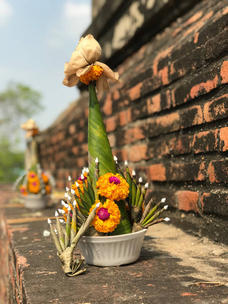 タイのアユタヤにある仏教寺院「ワット・ヤイ・チャイ・モンコーン」での献花 - 写真・画像