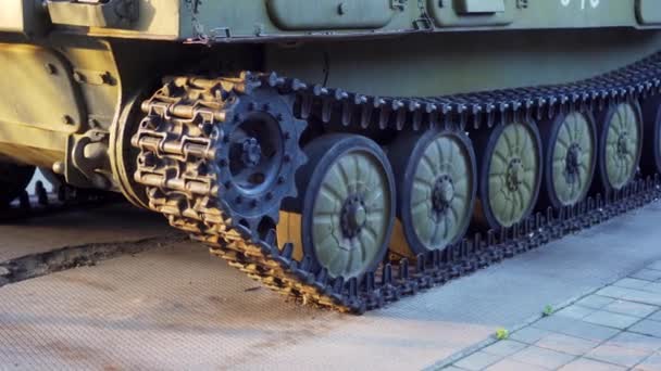 Metallraupen eines Kampfpanzers. Das Fahrgestell der Kriegsmaschine. - Filmmaterial, Video