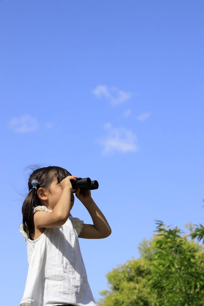 Japans meisje met opera glas onder de blauwe hemel (5 jaar oud) - Foto, afbeelding