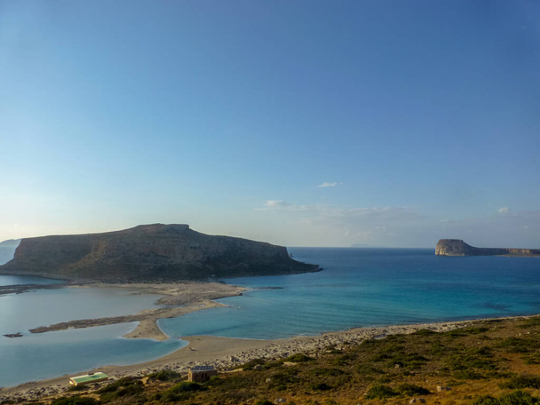 Знаменита прихована лагуна Балос з білим піском і екзотичними блакитними і бірюзовими водами на острові Крит (Греція). - Фото, зображення
