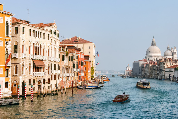 Kijk naar beneden de canal Grande in Venetië - Foto, afbeelding