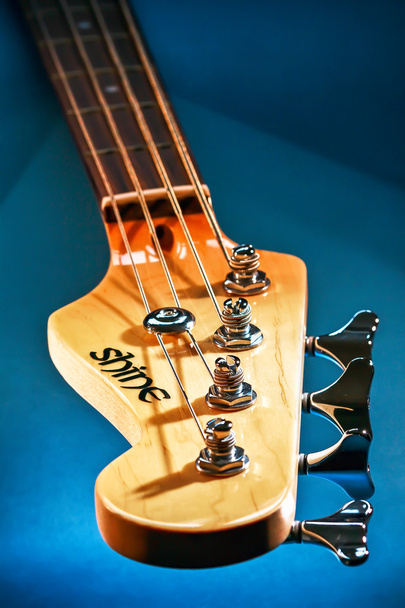 Nahaufnahme E-Bass-Gitarrenkopf und Stimmwirbel - Foto, Bild