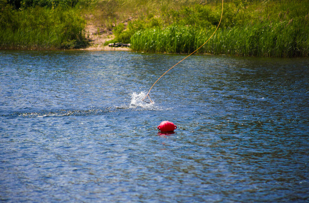 El mango que sostienes mientras montas un wakeboard salta al agua
 - Foto, Imagen