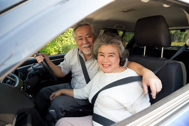 車の中で旅行を楽しんで座って、道路上の旅行で幸せな笑顔シニアカップル、アジアの成熟した概念 - 写真・画像
