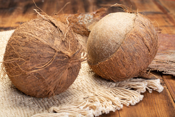 木製の背景に大きな熱帯ヤシの実ココナッツを閉じる - 写真・画像