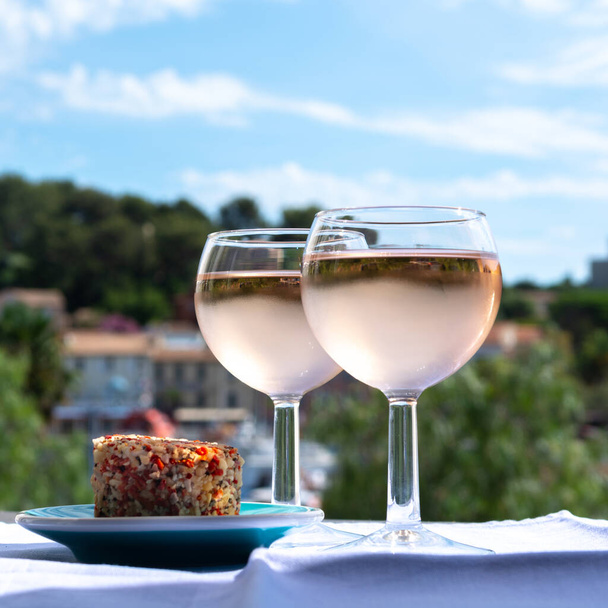 Vin de rose de Provence, France, servi froid avec fromage de chèvre à pâte molle sur terrasse extérieure dans deux verres à vin par temps ensoleillé
 - Photo, image