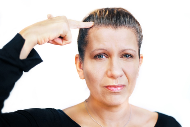 Una donna si lamenta di avere i capelli grigi. Indica i capelli grigi sulla testa. Isolato
 - Foto, immagini