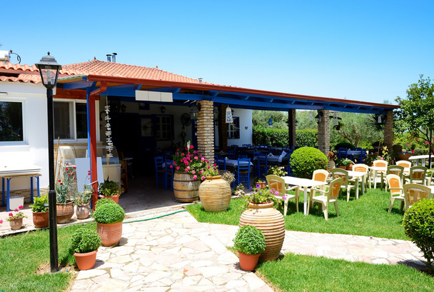Restaurante tradicional griego al aire libre, Peloponnes, Grecia
 - Foto, Imagen