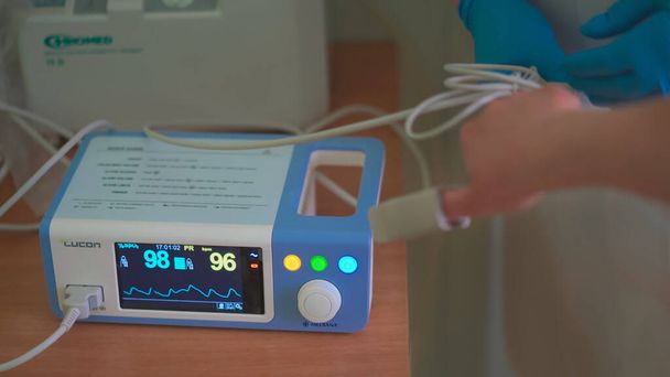 Οξύμετρο παλμού, μάρκα Lucon Mediana. Η συσκευή μετρά τον καρδιακό ρυθμό των ασθενών και το επίπεδο κορεσμού οξυγόνου στον ασθενή. Ιατρικός διαγνωστικός εξοπλισμός. Στο νοσοκομείο Σίτι. Μάιος 2020, Brovary, Ουκρανία - Φωτογραφία, εικόνα