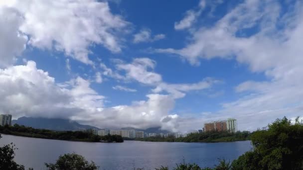 Відео-прохід у лагуні Марапенді з хмарами та блакитним небом. Ріо - де - Жанейро Бразилія. - Кадри, відео