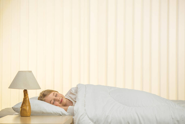 Красивая девушка спит на кровати
 - Фото, изображение