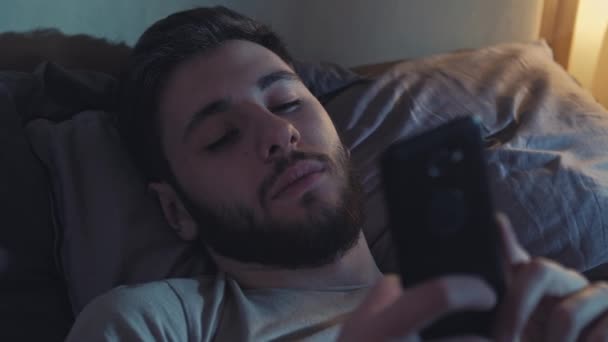 night online social media addiction man phone bed - Video, Çekim