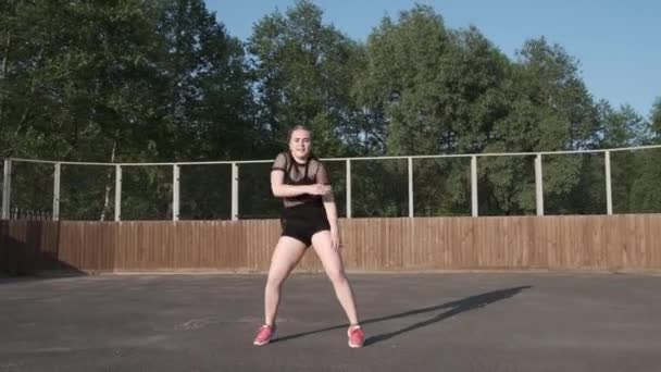 Professionelle Booty Dance Tänzerin. Jugendsubkultur. Zeitgenössische Choreographie. Zeitlupe. Gimbal erschossen - Filmmaterial, Video