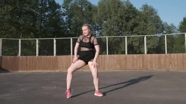 Profi Booty Dance lány táncos. Ifjúsági szubkultúra. Kortárs koreográfia. Lassú mozgás. Gimbal lövés. - Felvétel, videó