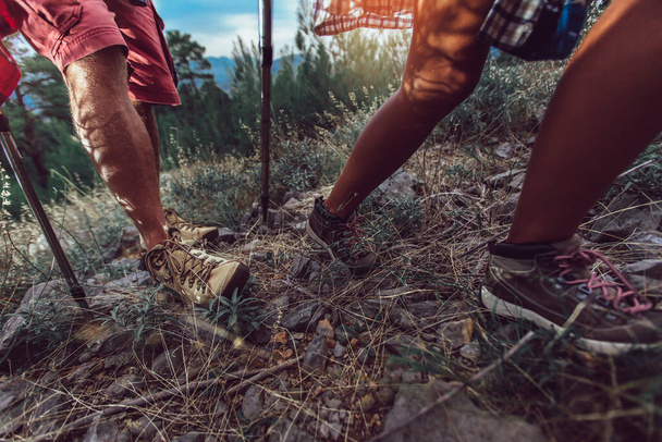 Escursioni uomo e donna con scarponi da trekking sul sentiero
 - Foto, immagini