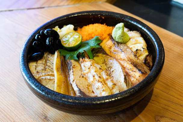 сашимі сирі рибні морепродукти рисова миска сашимі на рису, донбурі, японська їжа
 - Фото, зображення