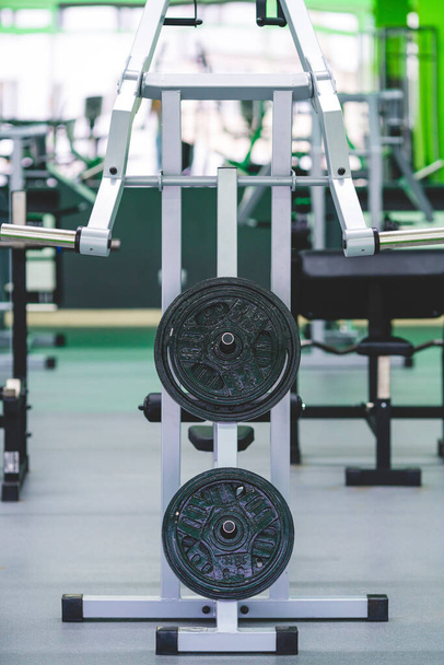 Les plaques de poids dans la salle de gym moderne - Photo, image