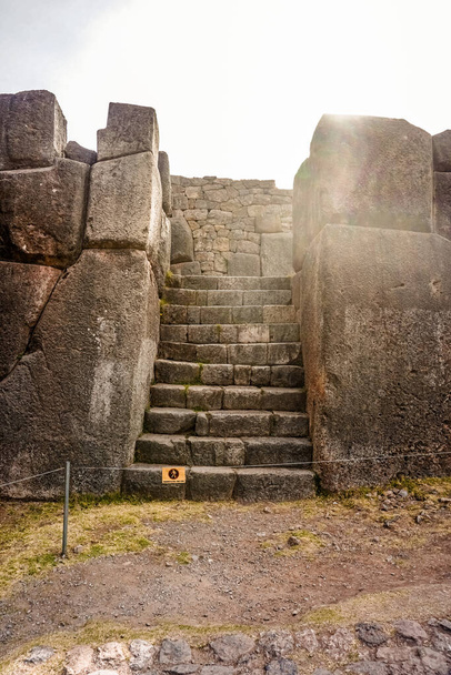 Fortaleza Inca de Sacsayhuaman, muros y escalera de piedra. Cusco. - Foto, afbeelding