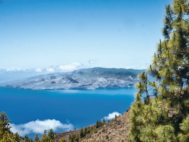 Näkymä La Gomeran saarelle otettu Teneriffan kansallispuistosta. keskittyä saarella La Gomera. Erittäin kirkkaan ilman takia näyttää siltä, että La Gomera on vain muutaman sadan metrin päässä. Tummansininen taivas ja iltapäivän valo. Oikealla. - Valokuva, kuva