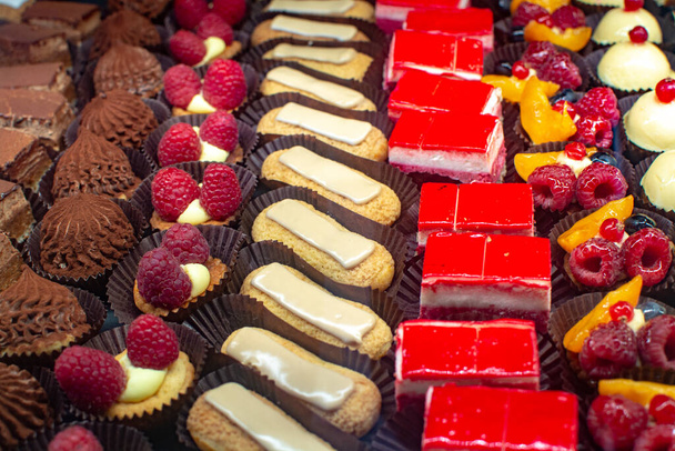 Variedad de pasteles caseros recién horneados en una pequeña panadería francesa en Provenza de cerca
 - Foto, imagen