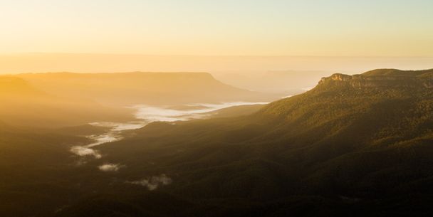 Nascer do sol a partir de Sublime Point em Blue Mountains Austrália
 - Foto, Imagem