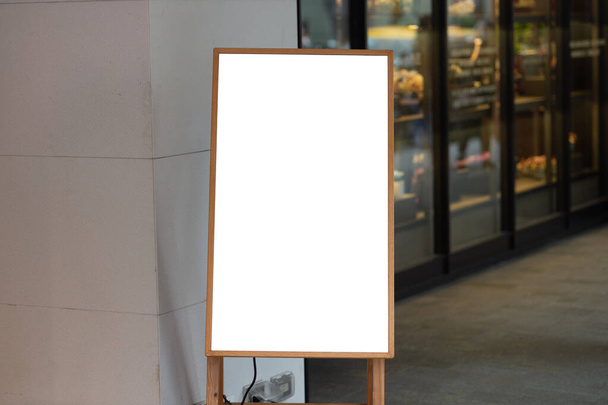 Μεγάλη λευκή πινακίδα σε έναν τοίχο του δρόμου, πανό με χώρο για να προσθέσετε το δικό σας κείμενο - Φωτογραφία, εικόνα