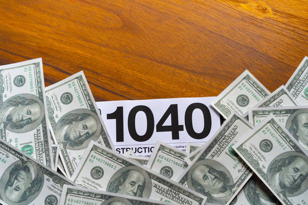 Formulario fiscal 1040 con billete en dólares
. - Foto, imagen