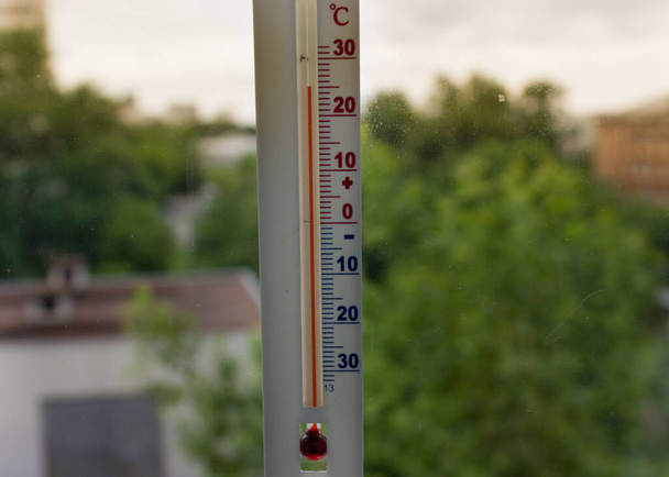 Medición de la temperatura del aire en el termómetro street.window
 - Foto, Imagen