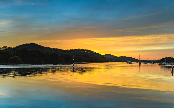 Sunrise waterscape on the bay. Woy Woy Waterfront on the Central Coast, NSW, Australia. - Zdjęcie, obraz