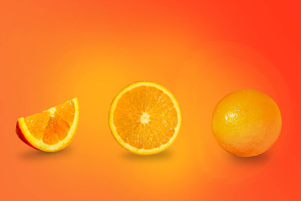 Frische Orangenfrüchte auf abstraktem orangefarbenen Gradienten-Hintergrund 2 - Foto, Bild