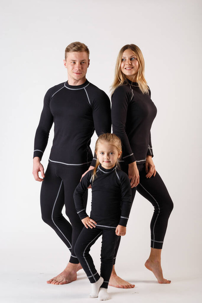 Famille en sous-vêtements thermiques sur fond blanc. Vêtements de sport. - Photo, image
