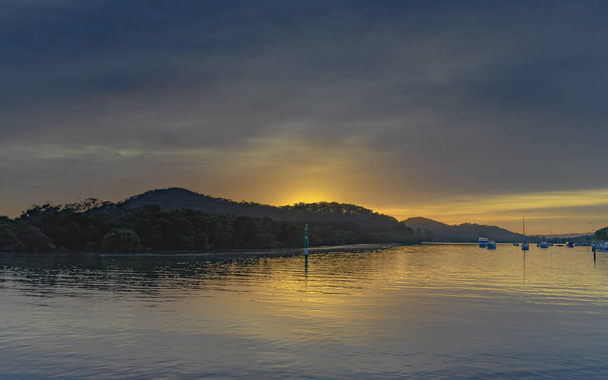 Paesaggio acquatico all'alba sulla baia. Woy Woy Waterfront sulla costa centrale, NSW, Australia
. - Foto, immagini
