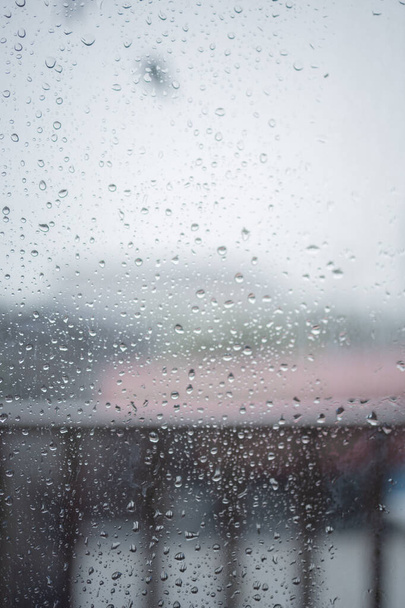 cae lluvia sobre la ventana - Foto, imagen