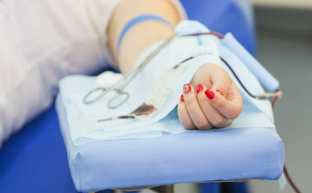 Le donneur donne son sang pour aider les malades - Photo, image