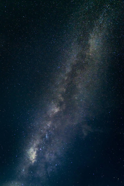 Lindas montanhas paisagísticas e lago à noite com Láctea W
 - Foto, Imagem