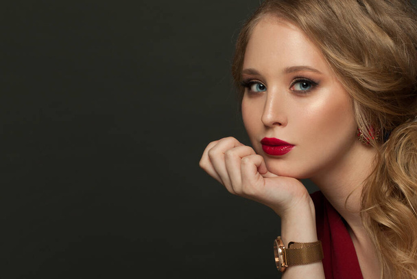Elegantní žena se zlatými hodinkami portrét - Fotografie, Obrázek