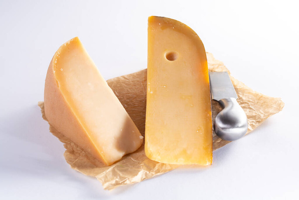 Hollantilaiset vanhat juustot, valmistettu lehmän- ja vuohenmaidosta valkoisella pöydällä - Valokuva, kuva