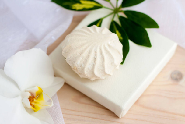 Marshmallow. Vanilla sweet homemade marshmallows. Light composition. Sweet delicious dessert. - Φωτογραφία, εικόνα