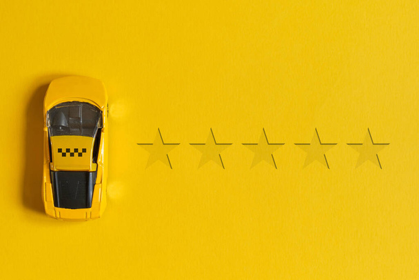 Taxi minősítés koncepció 5 csillag és autók egy tábla sárga alapon felülnézeti - Fotó, kép