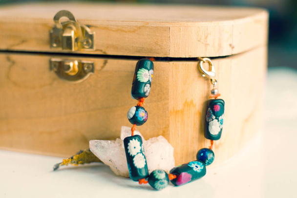 Boîte en bois, pierre minérale et bijou, photo colorée. - Photo, image