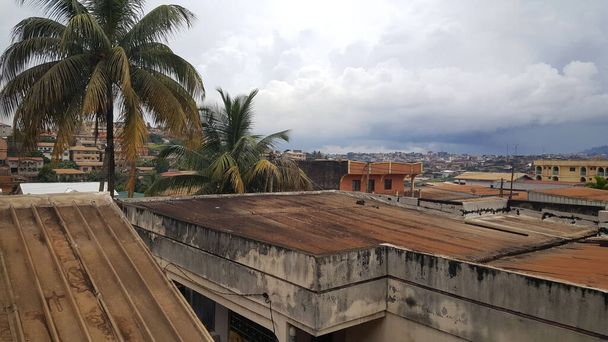 Bewölkter Tag in der Stadt Yaounde, Kamerun - Foto, Bild