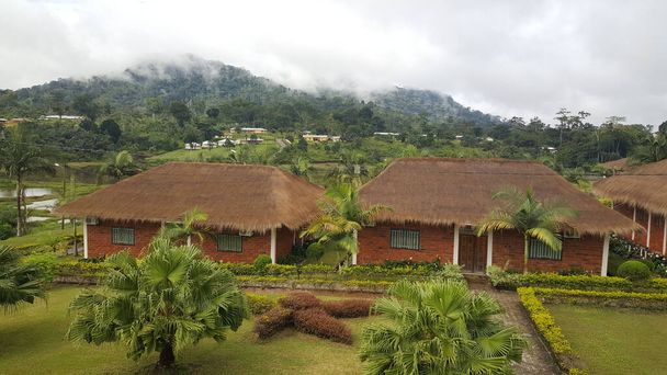 Házak a városban Mvila, Kamerun - Fotó, kép
