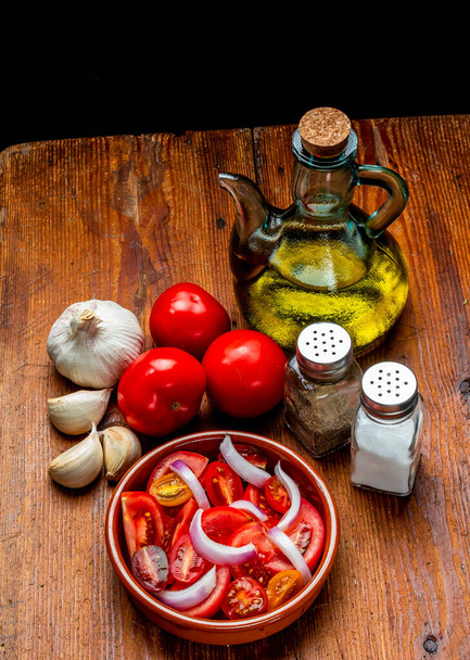 Ensalada de tomate, cebolla y aceite de oliva
 - Foto, imagen